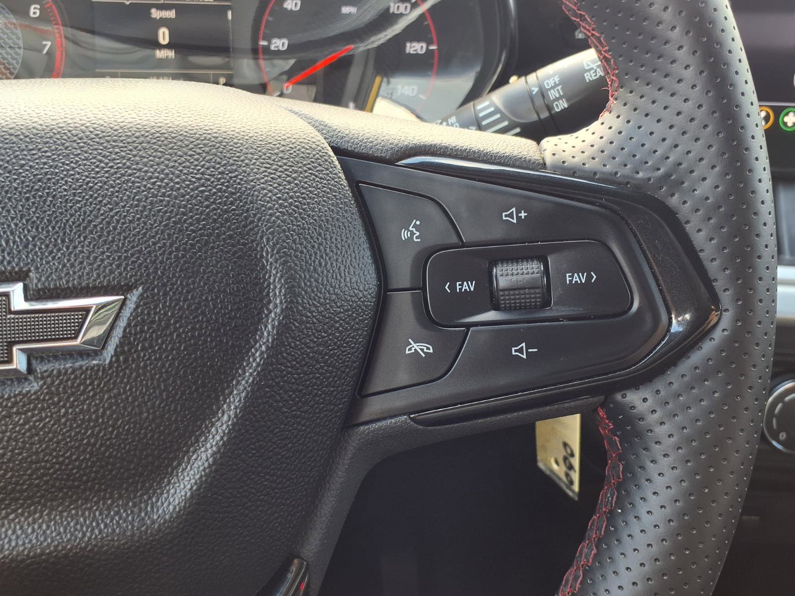 Used 2025 Chevrolet Trax RS w/ Sunroof Package FWD image 17