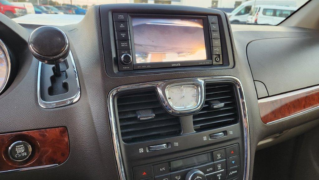 Used 2012 Chrysler Town & Country Touring-L w/ Entertainment Group #2 FWD image 23