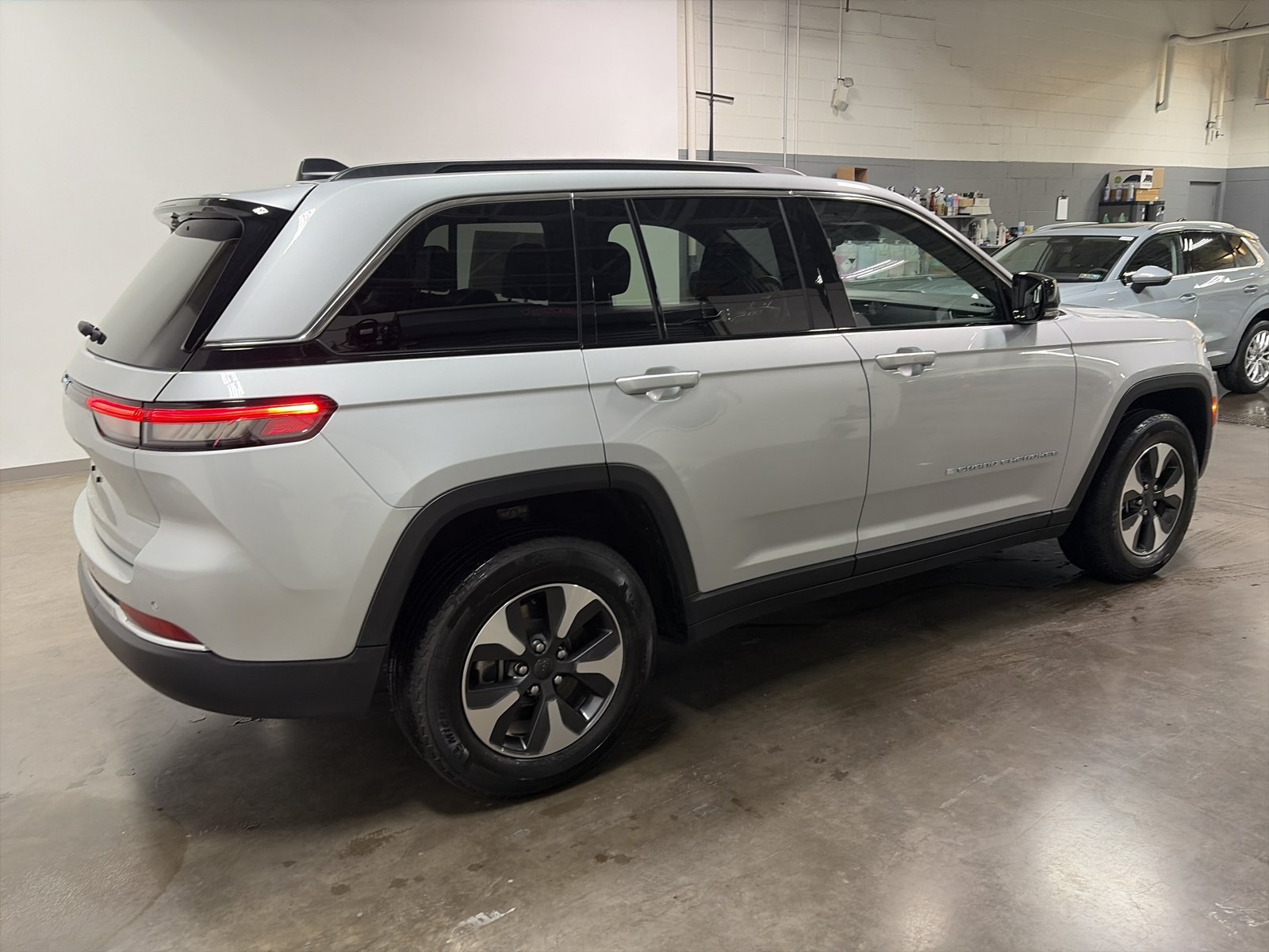 Used 2024 Jeep Grand Cherokee Limited 4xe AWD/4WD image 3