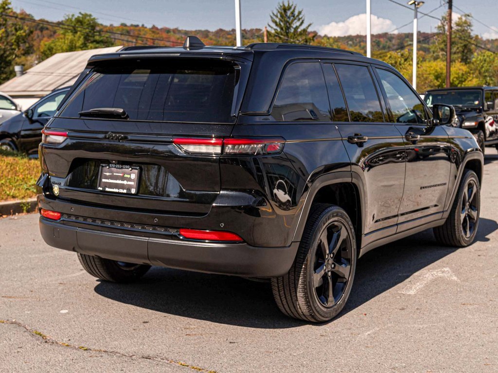 Used 2023 Jeep Grand Cherokee Altitude image 6