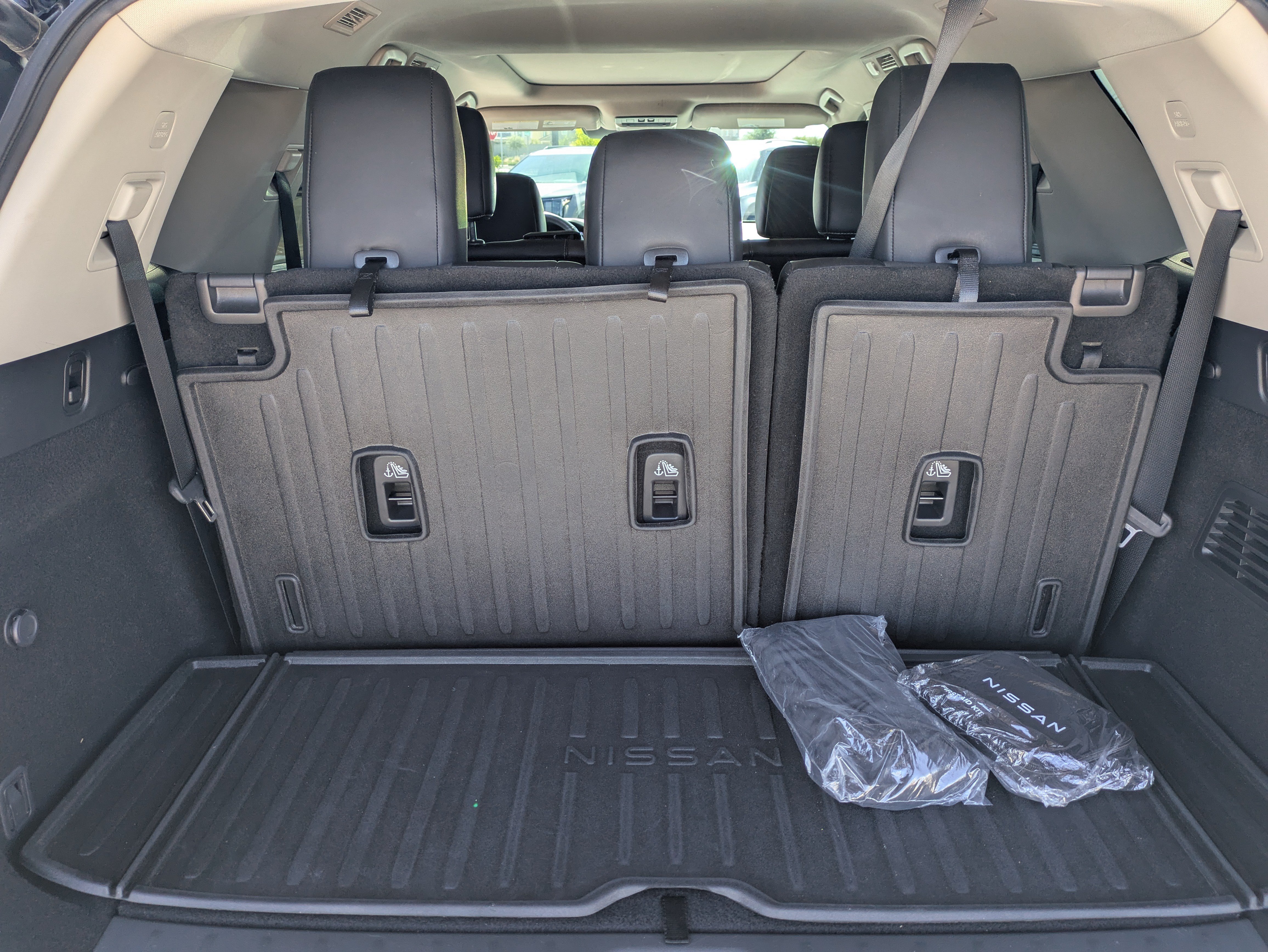 Used 2023 Nissan Pathfinder Platinum w/ Cargo Package FWD image 10