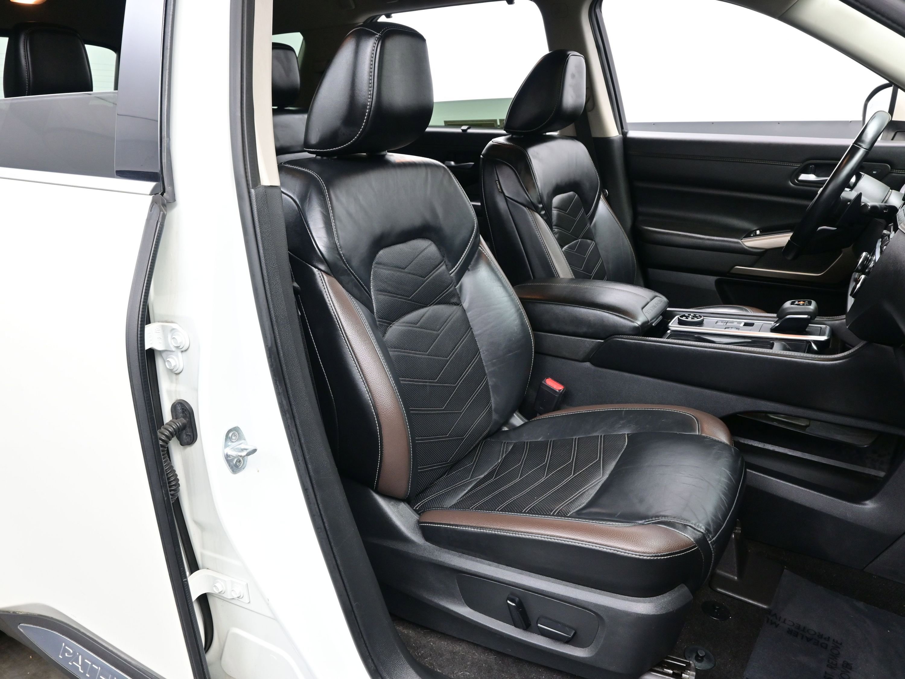 Used 2022 Nissan Pathfinder Platinum w/ Cargo Package image 14