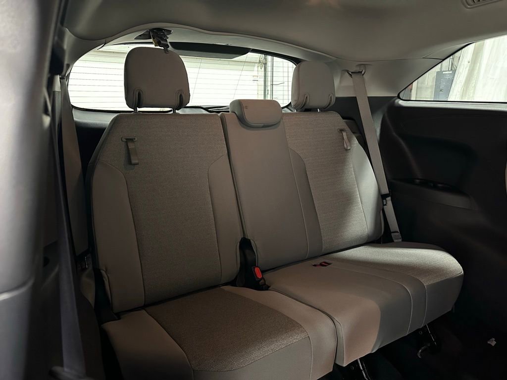 Used 2025 Toyota Sienna LE image 60