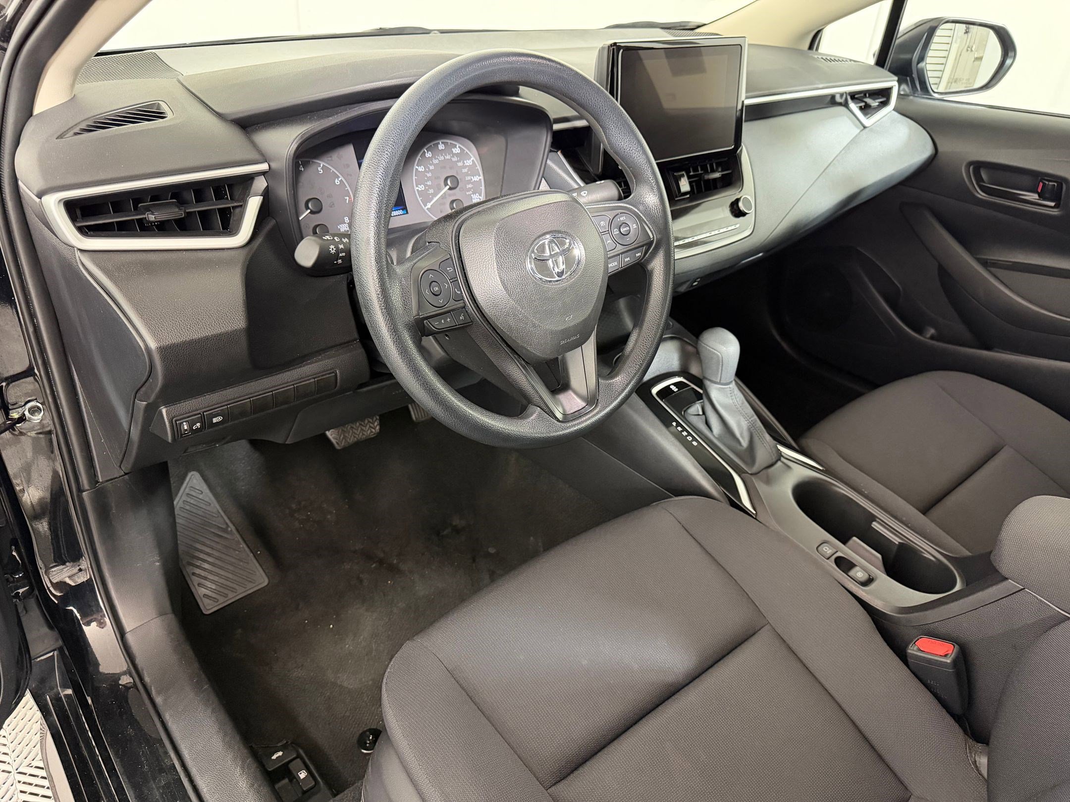 Used 2025 Toyota Corolla LE FWD image 3