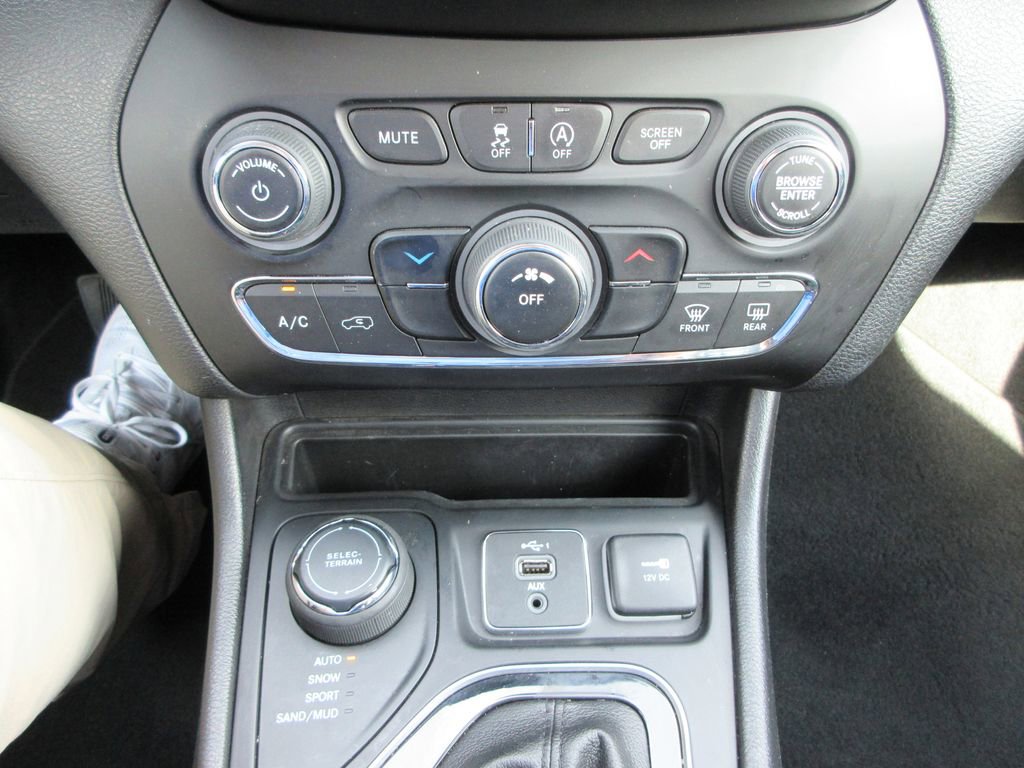 Used 2021 Jeep Cherokee Latitude Plus image 28