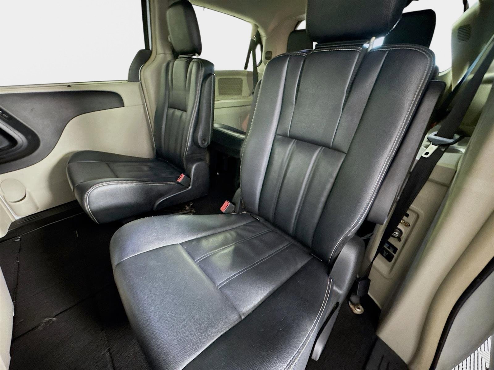 Used 2014 Chrysler Town & Country Touring image 20