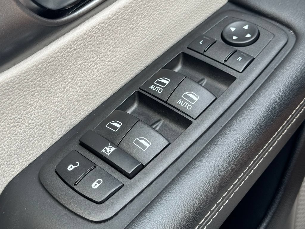Used 2023 Chrysler Pacifica Touring-L AWD/4WD image 30