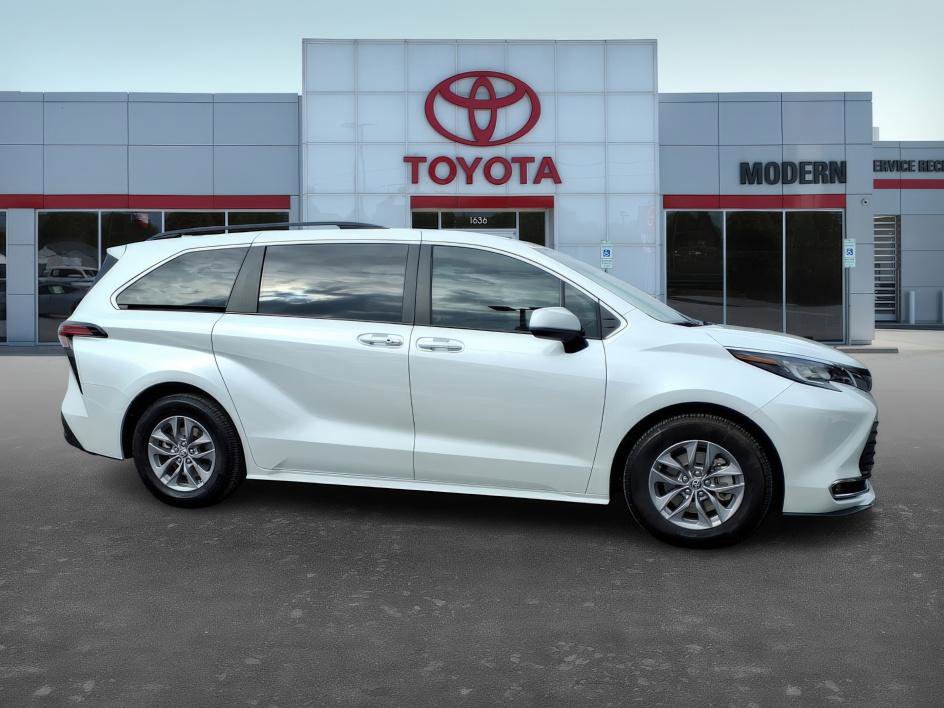 Certified 2022 Toyota Sienna XLE w/ XLE Plus Package image 4