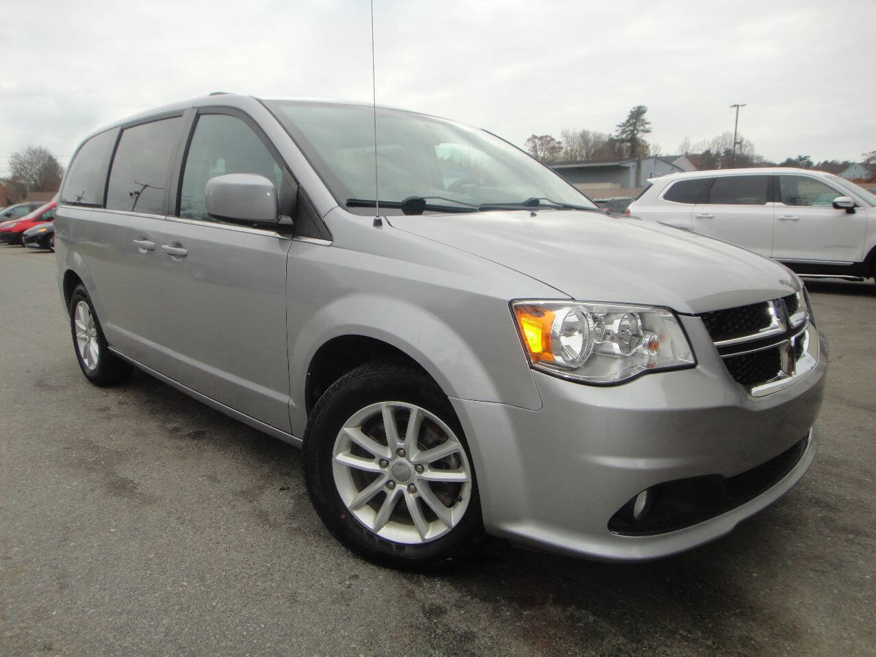 Used 2018 Dodge Grand Caravan SXT image 3
