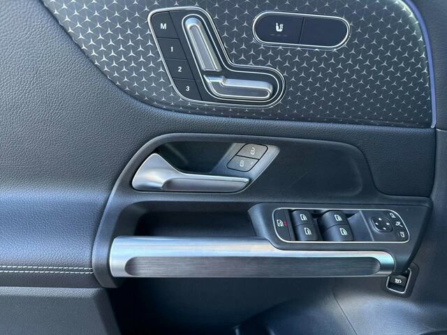 Used 2025 Mercedes-Benz GLB 250 4MATIC image 13