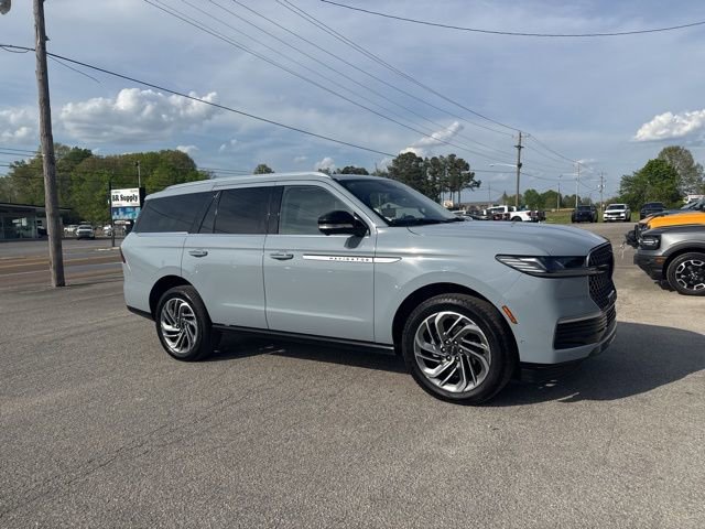 Used 2025 Lincoln Navigator Reserve image 12