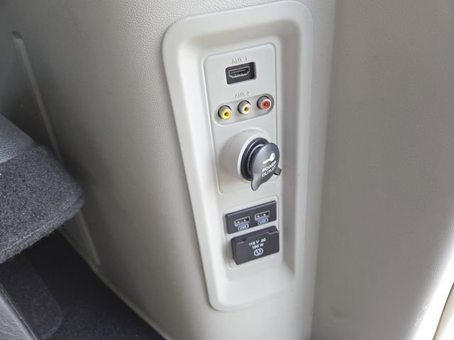 Used 2013 Chrysler Town & Country Touring-L w/ Driver Convenience Group image 13