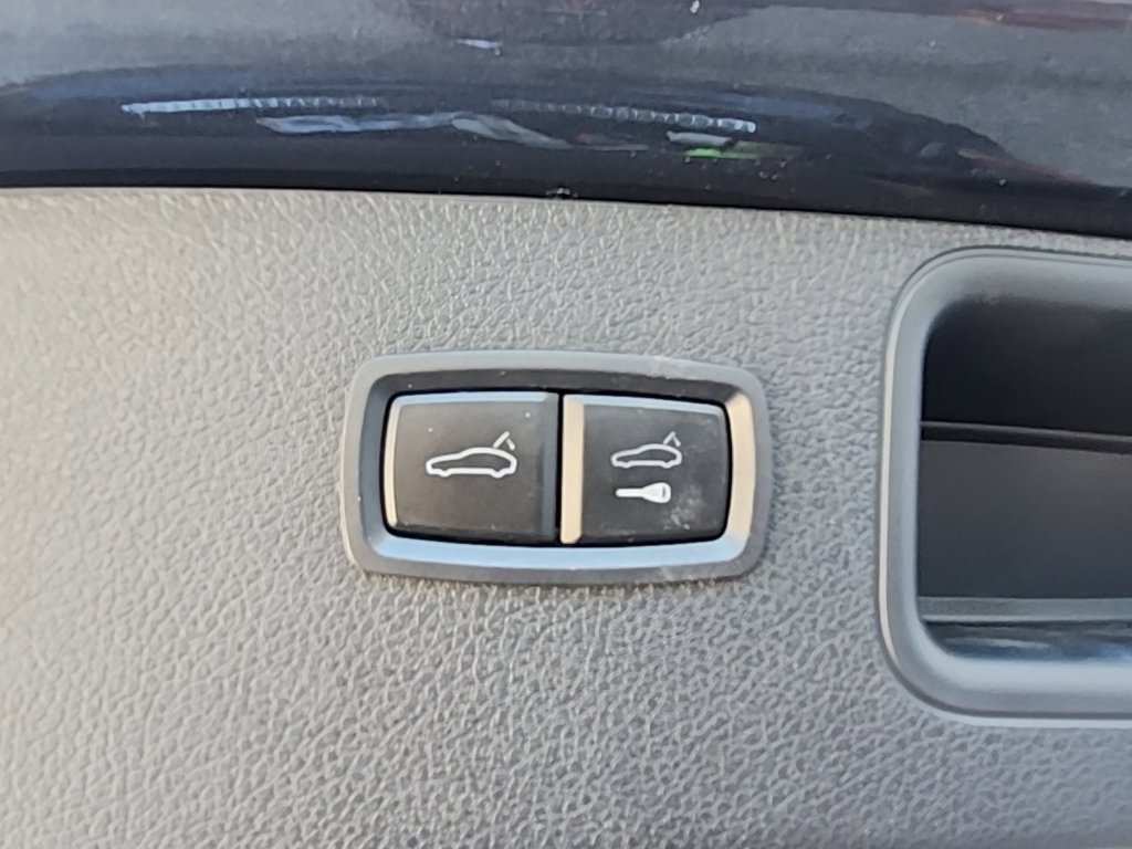 Used 2023 Porsche Macan AWD/4WD image 25