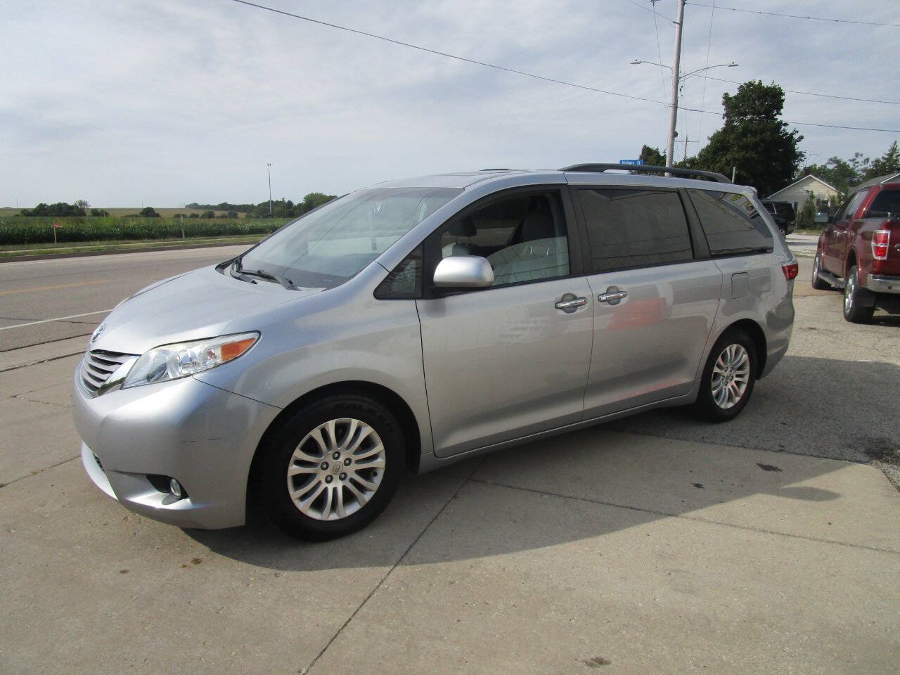 Used 2015 Toyota Sienna XLE Premium FWD image 1