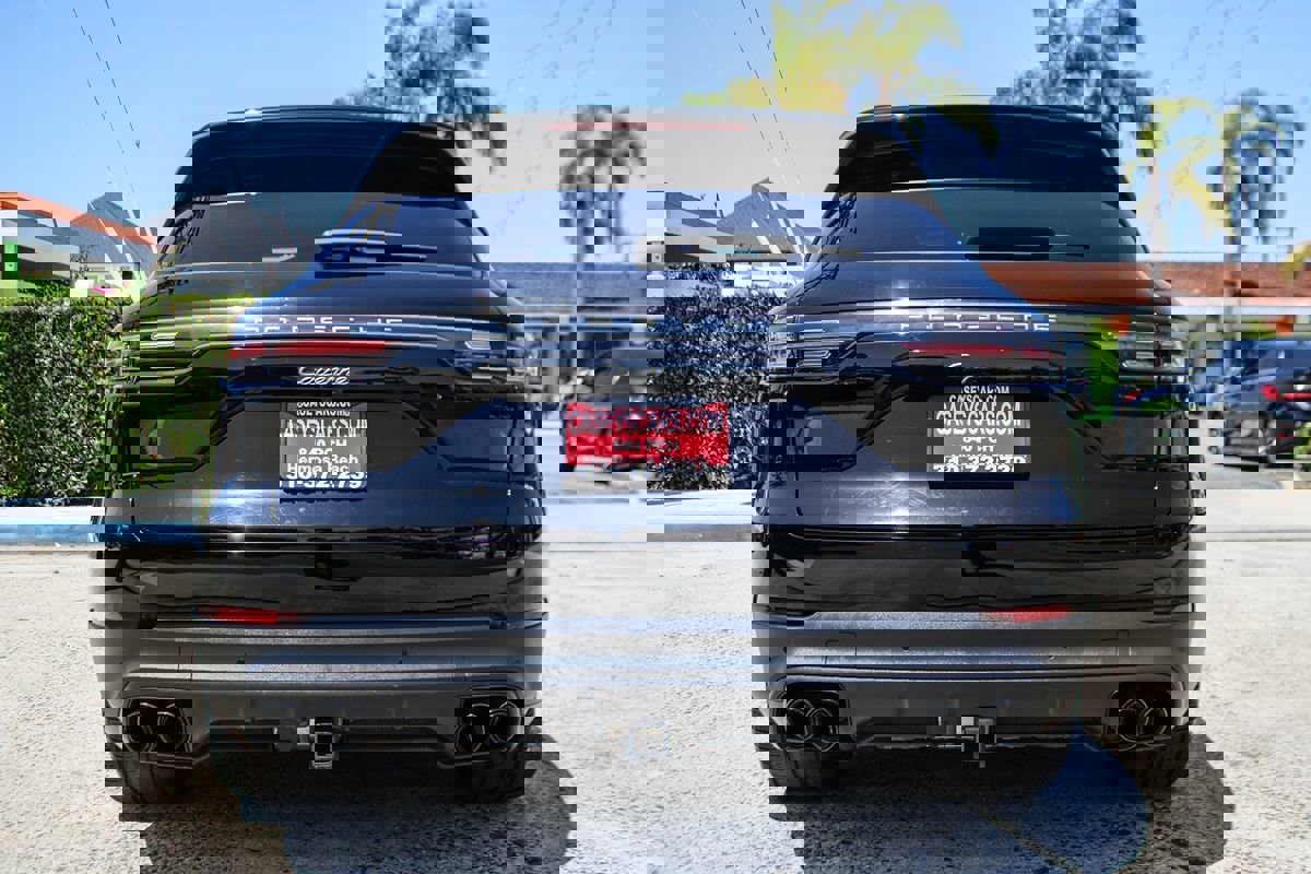 Used 2023 Porsche Cayenne Platinum Edition image 5