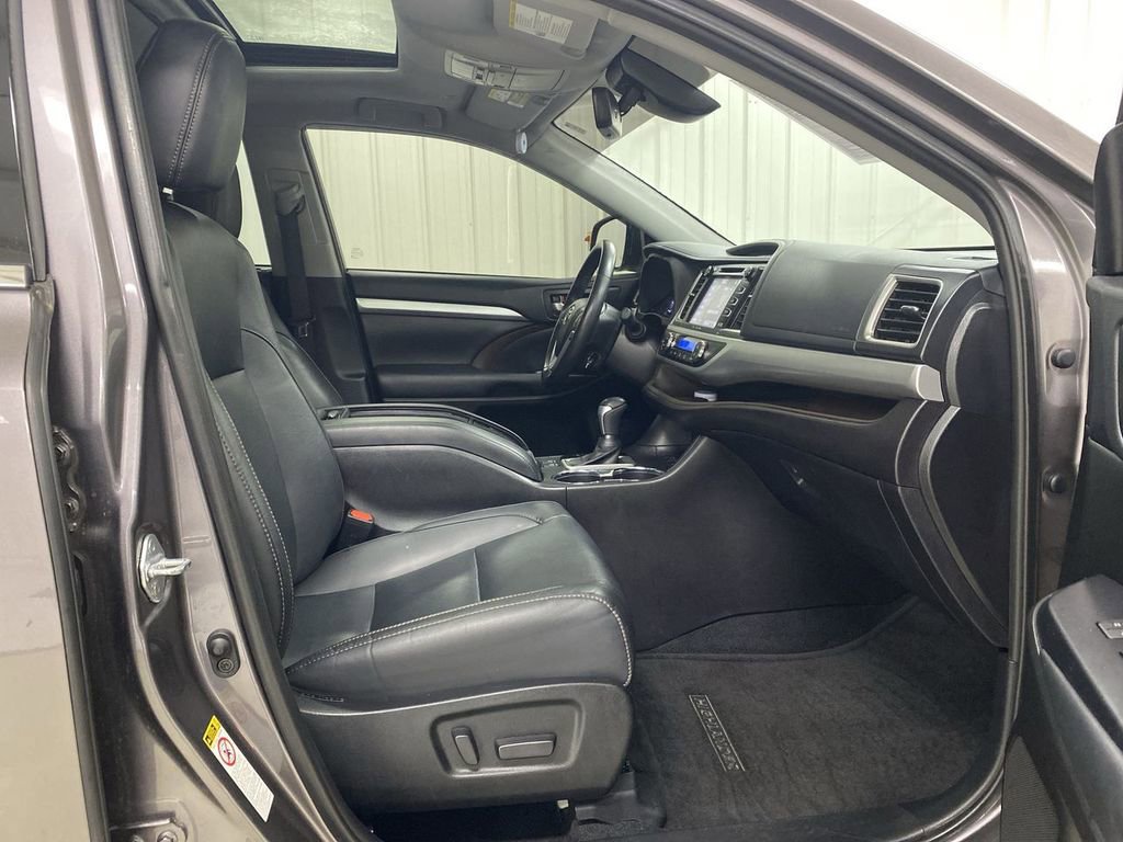 Used 2019 Toyota Highlander XLE FWD image 29