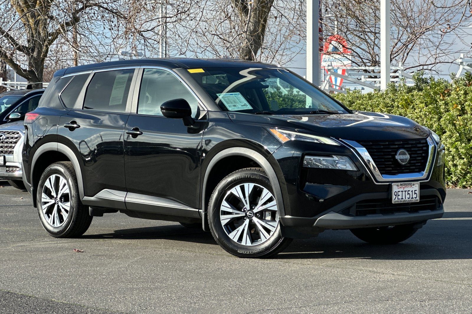 Used 2023 Nissan Rogue SV image 2