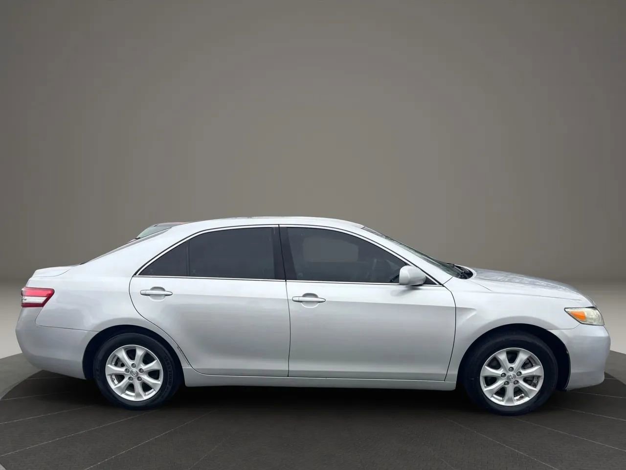 Used 2010 Toyota Camry LE image 5