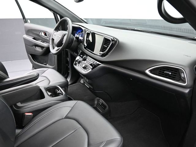 Used 2025 Chrysler Pacifica Select image 25