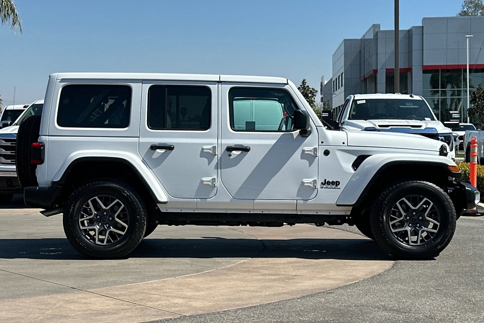 Used 2025 Jeep Wrangler Sahara video 3