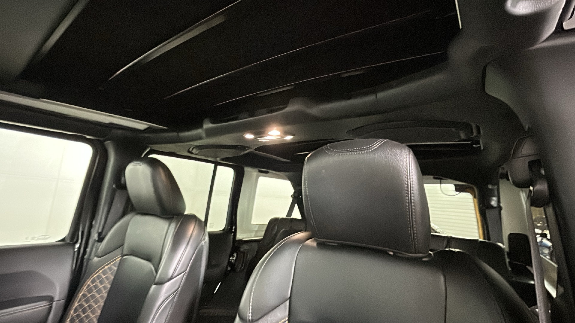 Used 2023 Jeep Wrangler Unlimited Sahara AWD/4WD image 14