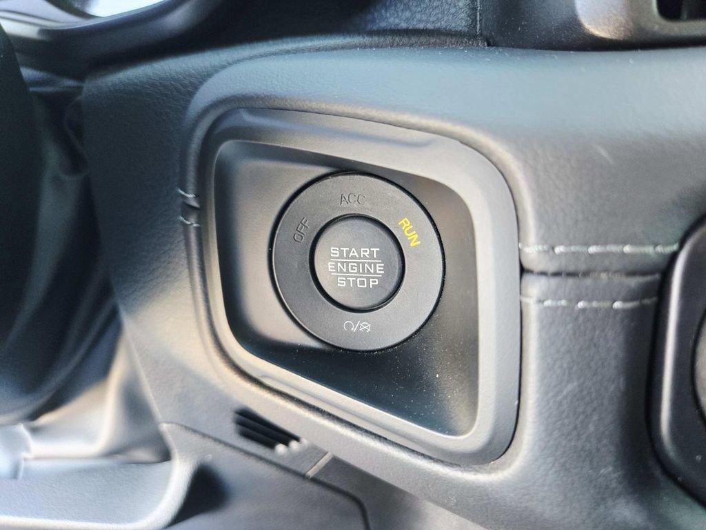 Used 2025 Jeep Wrangler Unlimited Sahara image 33