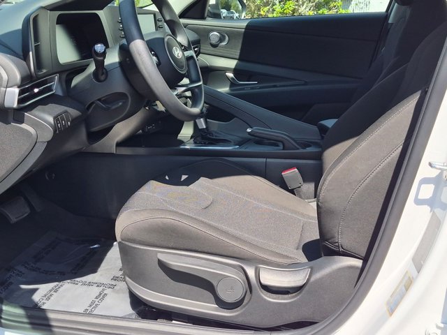 Used 2025 Hyundai Elantra SE FWD image 15