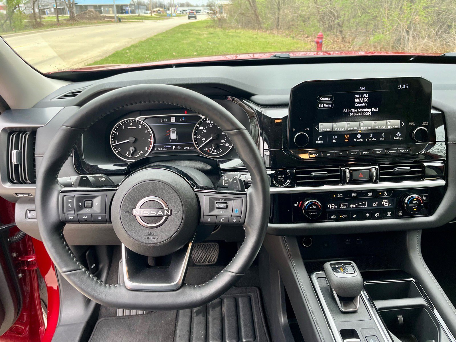 Used 2025 Nissan Pathfinder SL FWD image 2