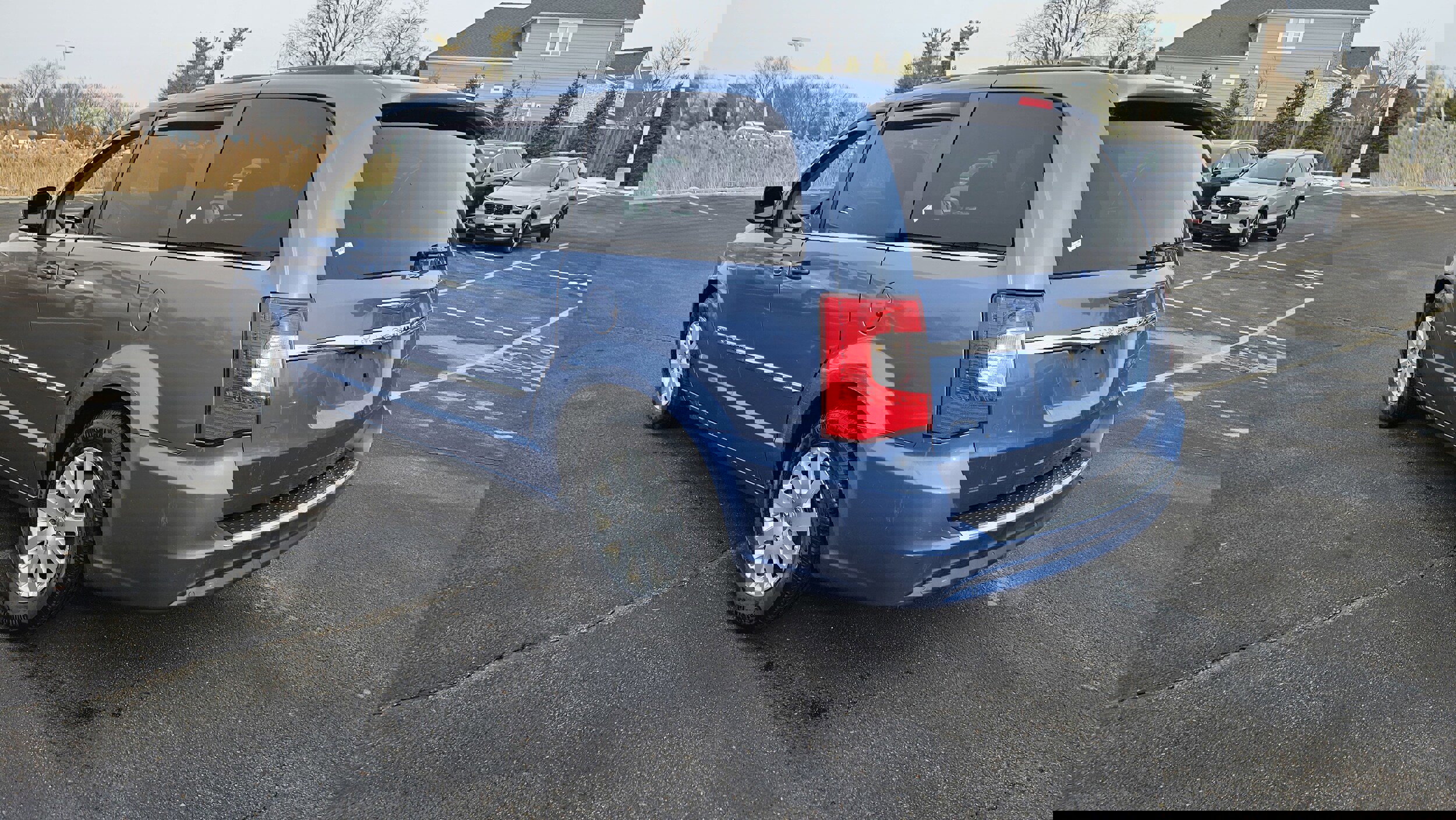 Used 2011 Chrysler Town & Country Touring-L w/ Driver Convenience Group image 6