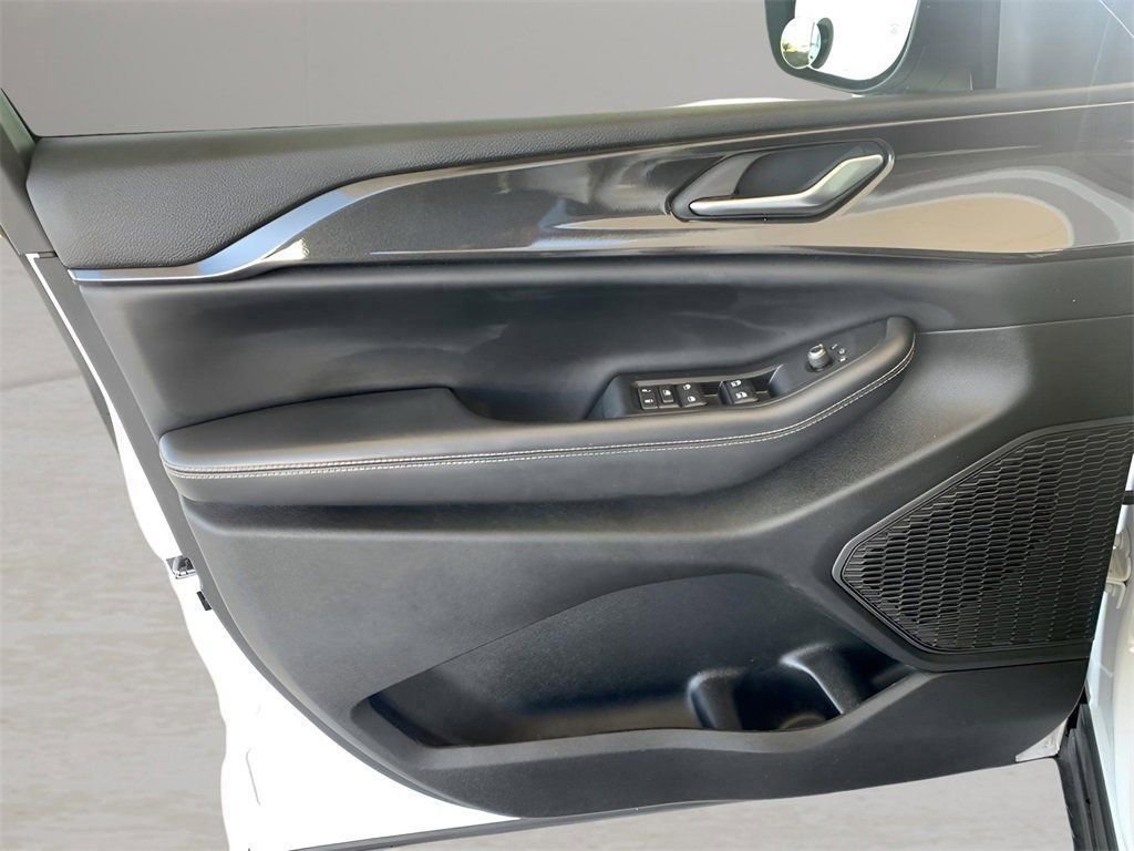 Used 2023 Jeep Grand Cherokee Laredo image 12