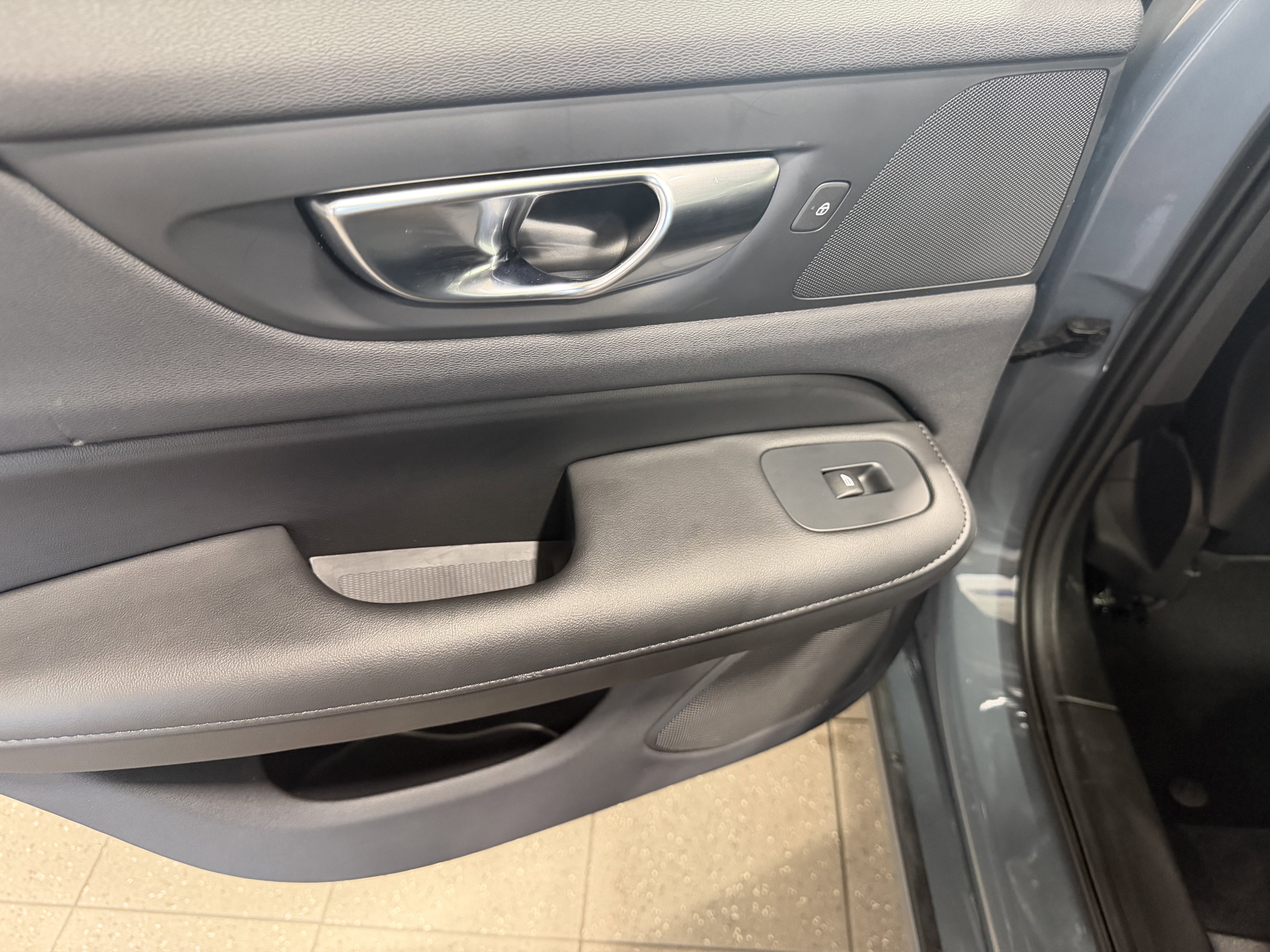 Used 2024 Volvo S60 B5 Core image 24