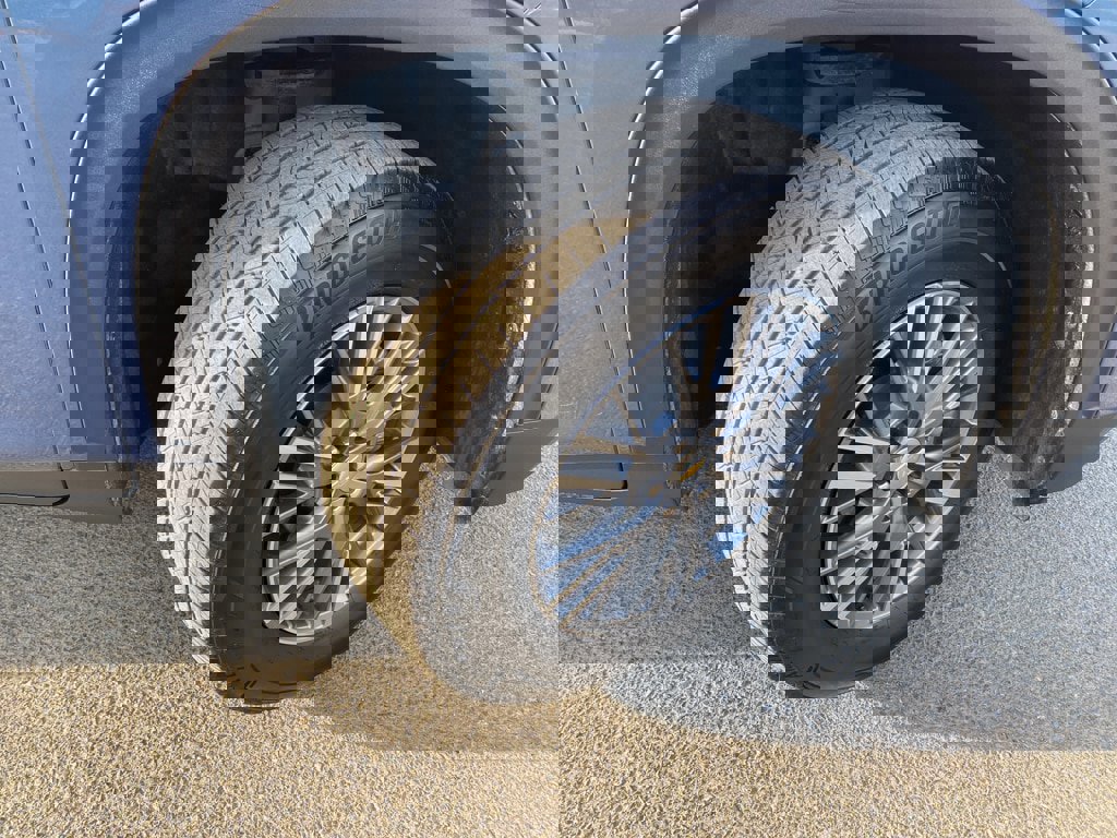 Used 2025 Chevrolet Traverse LT image 6