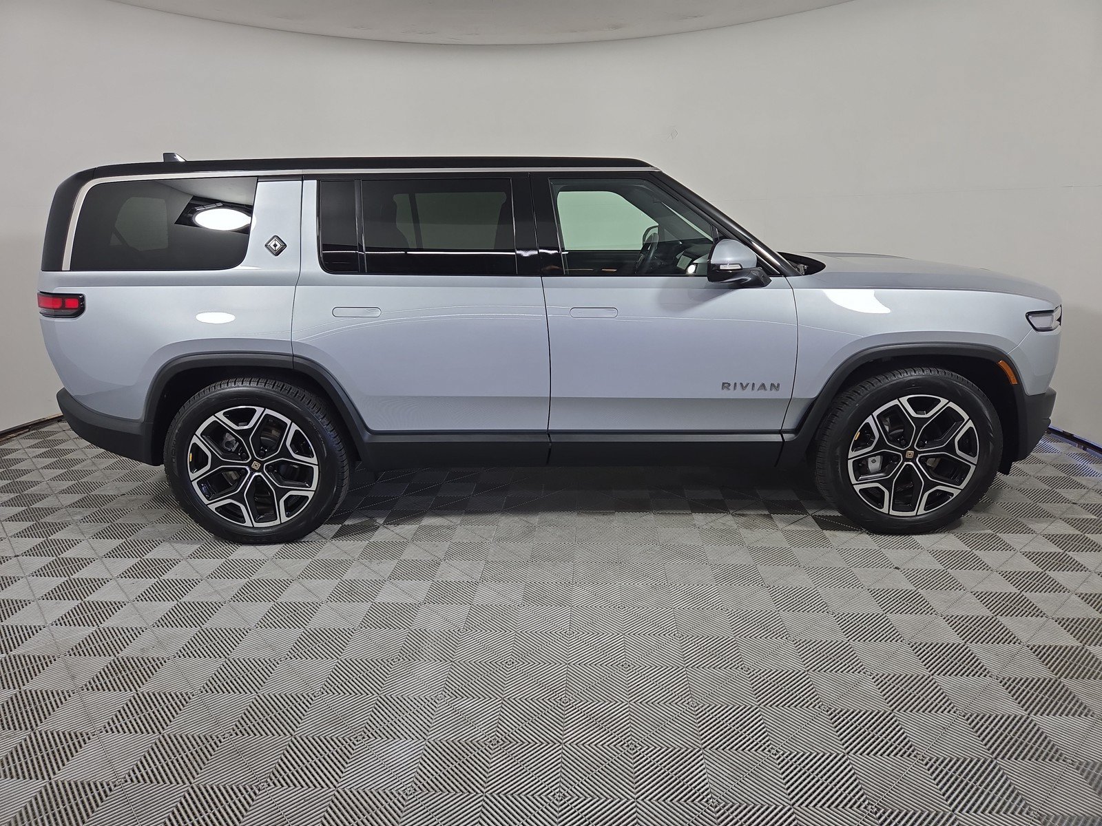 Used 2025 Rivian R1S Adventure AWD/4WD image 6