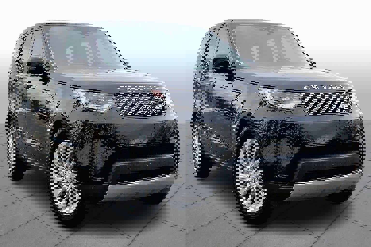 Used 2024 Land Rover Discovery S image 3