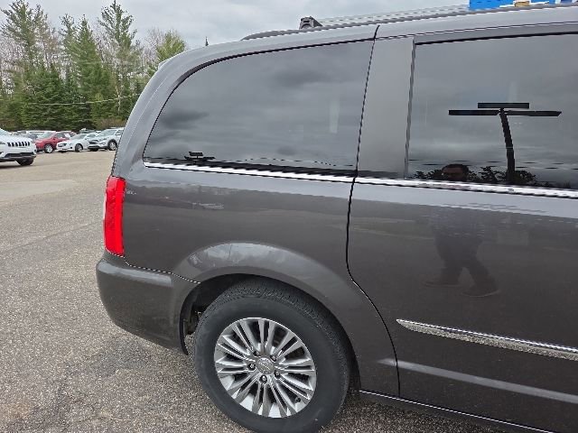 Used 2016 Chrysler Town & Country Touring-L FWD image 13