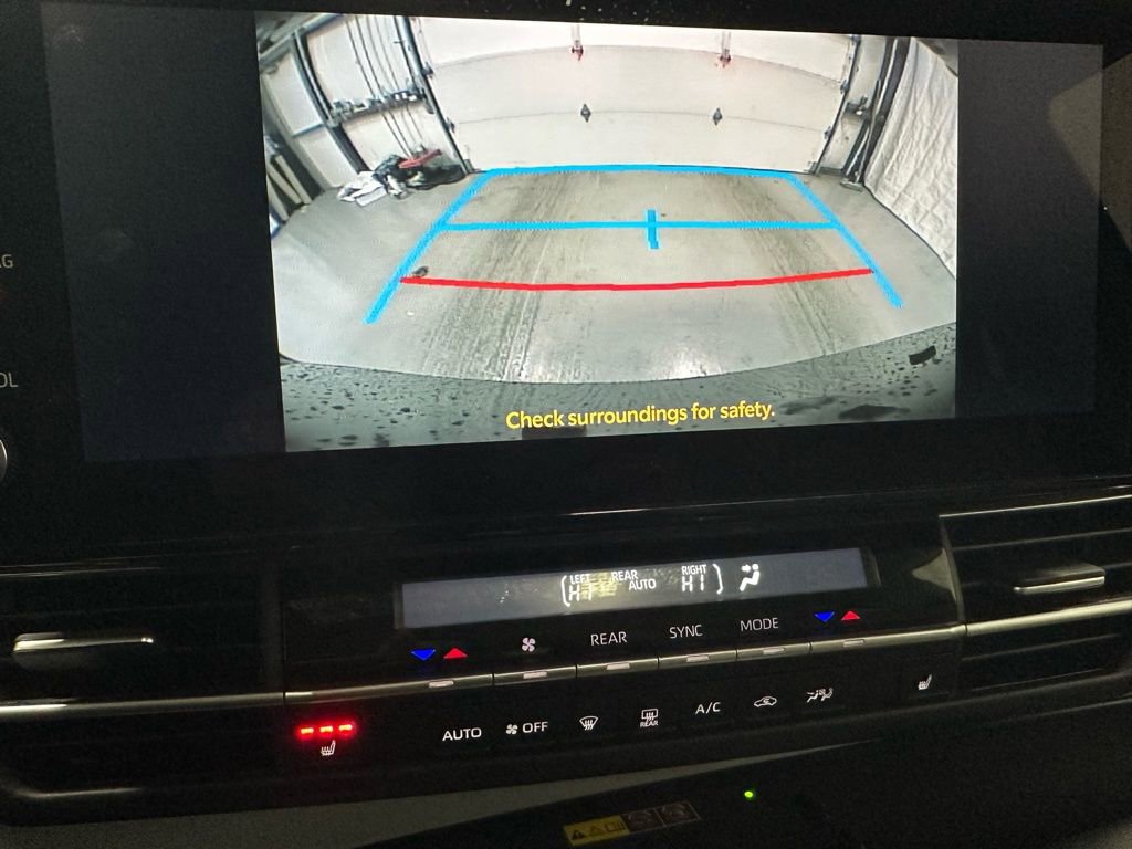 Used 2025 Toyota Sienna XLE image 39