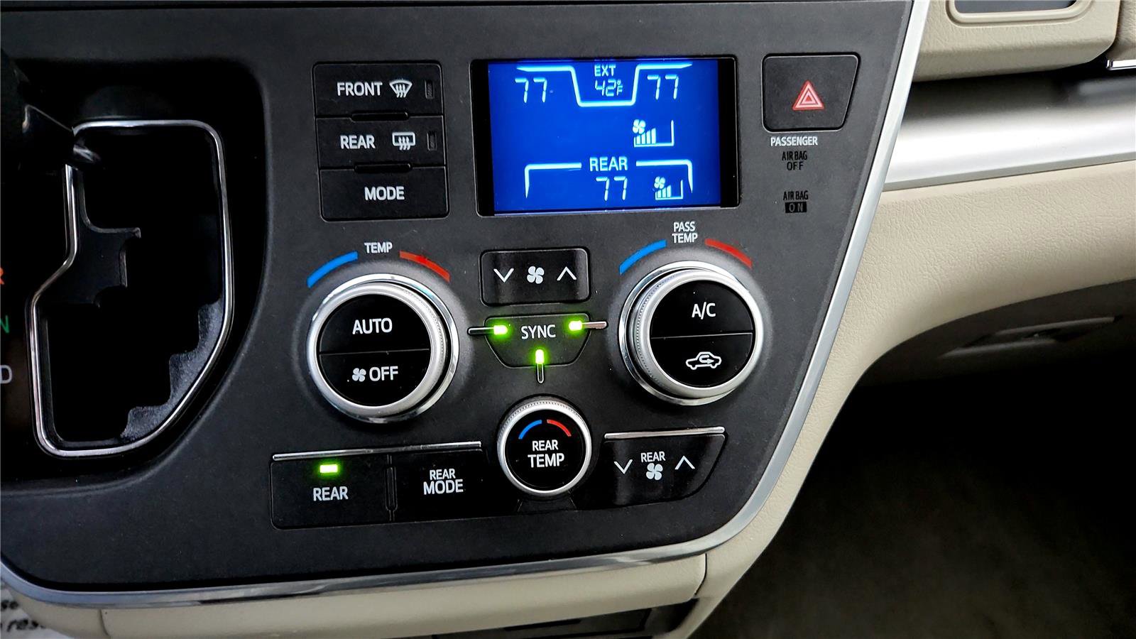 Used 2015 Toyota Sienna LE image 30