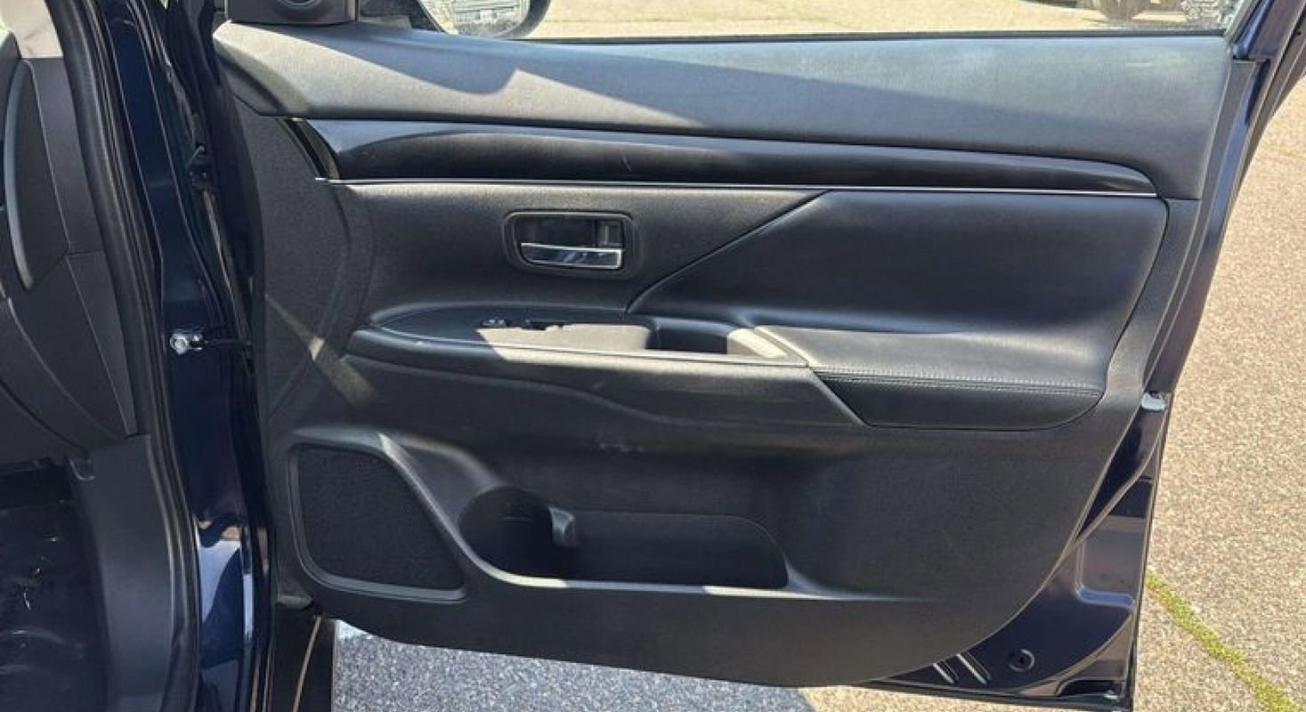 Used 2020 Mitsubishi Outlander SE image 20