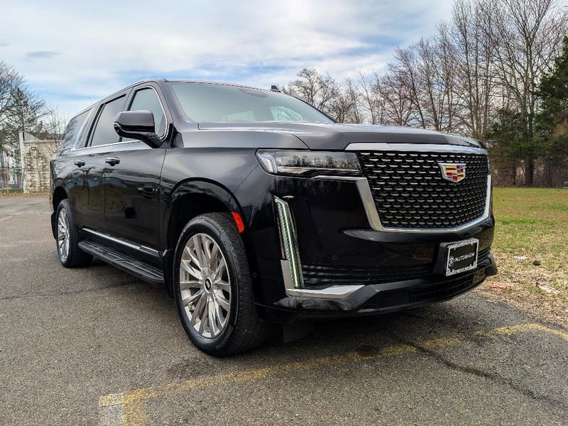 Used 2023 Cadillac Escalade ESV Premium Luxury image 3