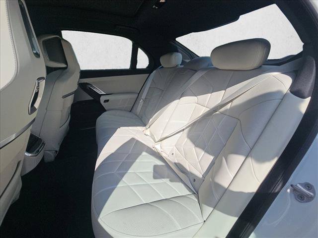 Used 2025 BMW 760i xDrive w/ Executive Package AWD/4WD image 17
