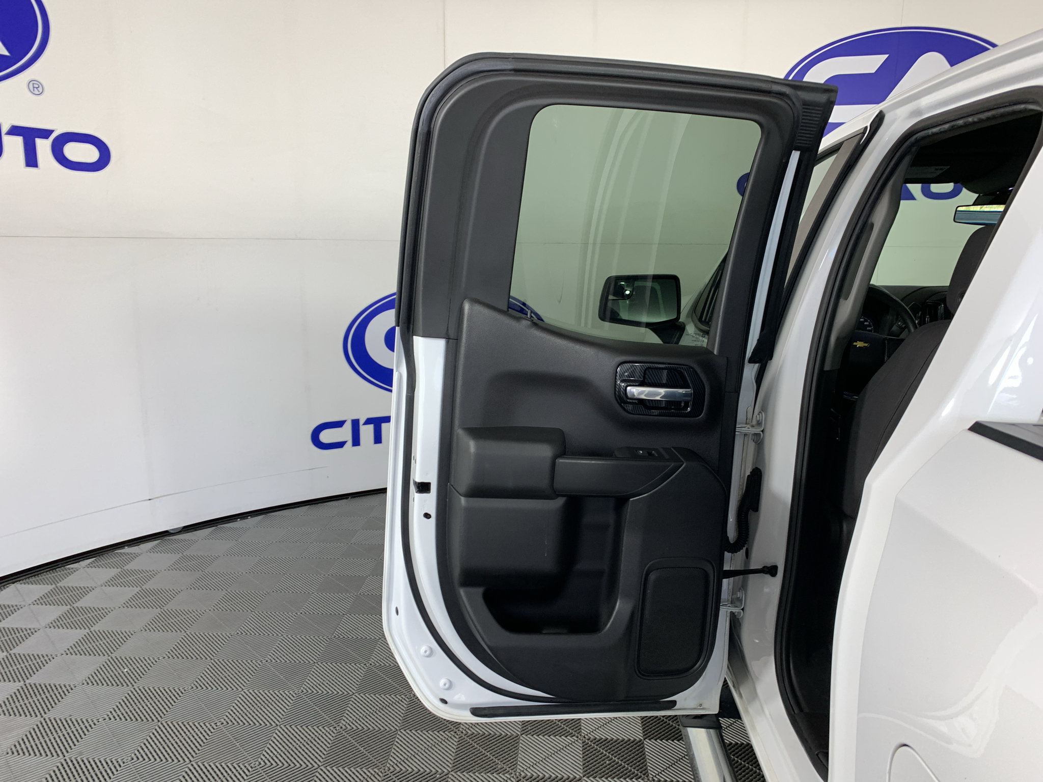 Used 2020 Chevrolet Silverado 1500 Custom w/ Custom Value Package AWD/4WD image 25