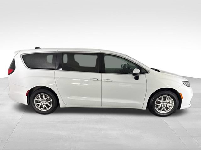 Used 2023 Chrysler Pacifica Touring-L FWD image 4