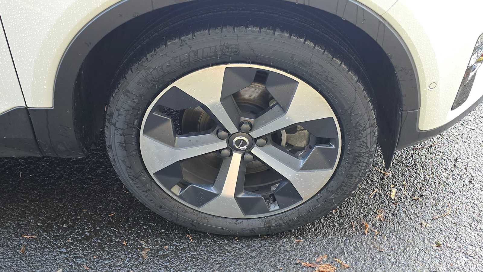 Used 2023 Volvo XC40 B5 Plus w/ Driver Assist Package image 8