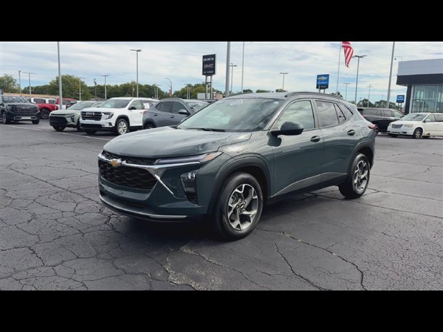 Used 2026 Chevrolet Trax LT w/ Sunroof Package FWD image 4