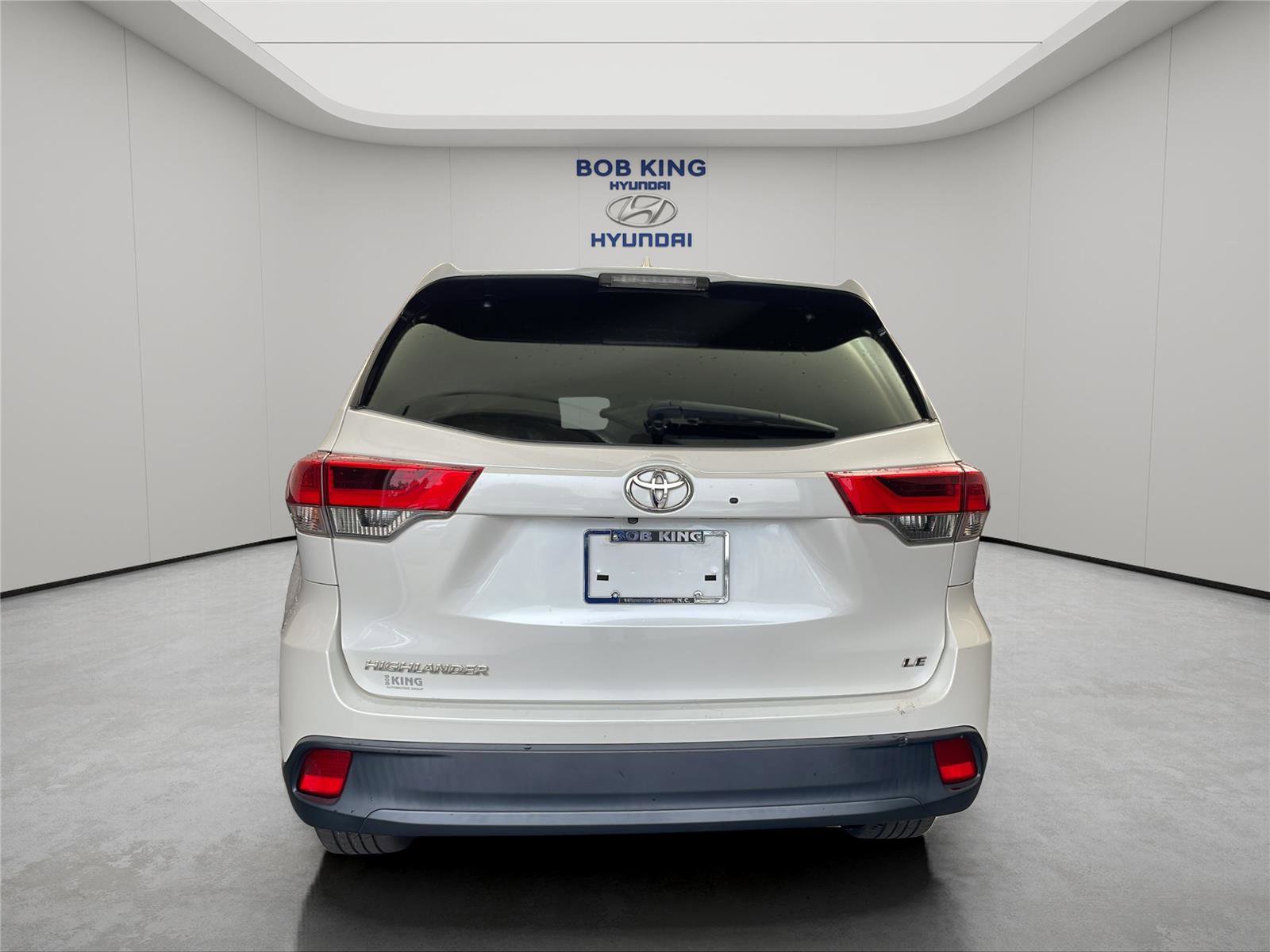 Used 2017 Toyota Highlander Plus FWD image 4