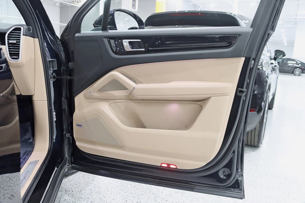 Used 2023 Porsche Cayenne image 34