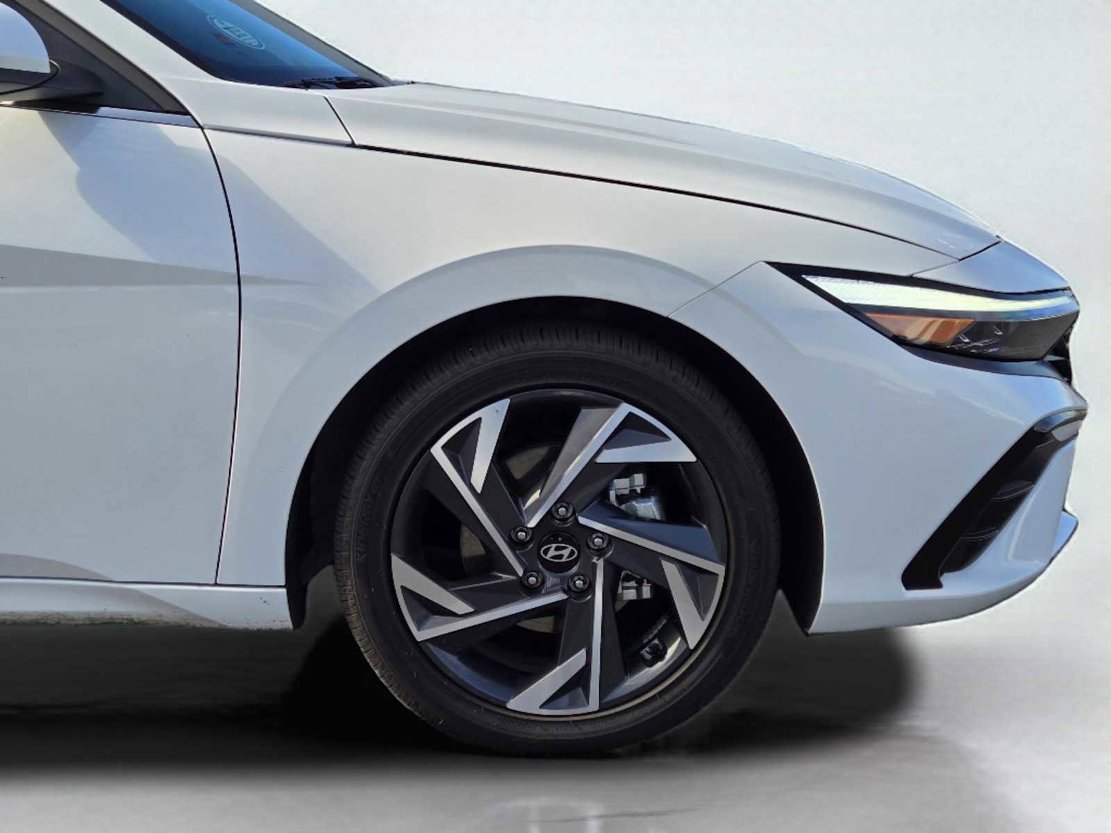 Used 2025 Hyundai Elantra Limited image 10