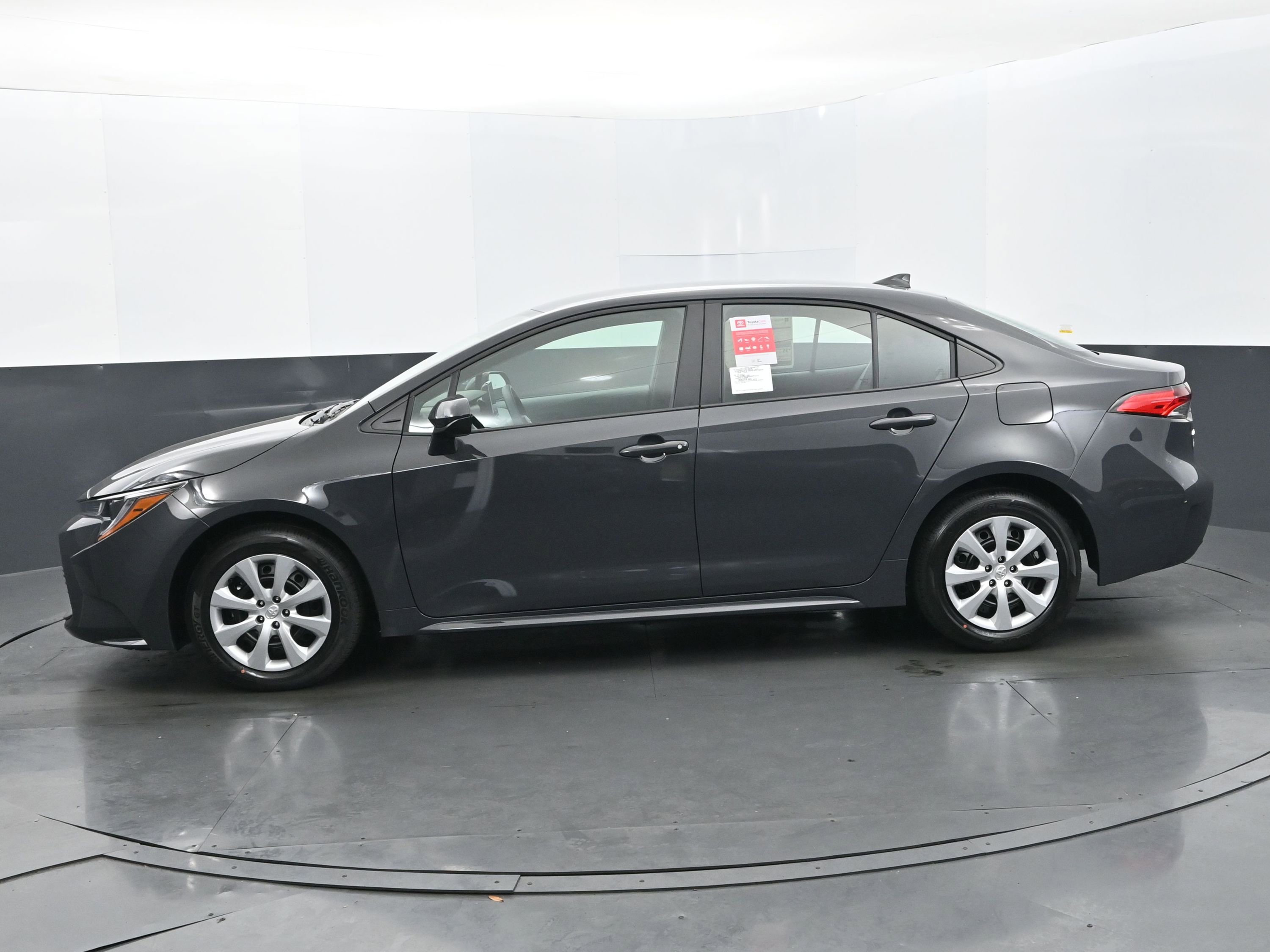 Used 2025 Toyota Corolla LE image 2