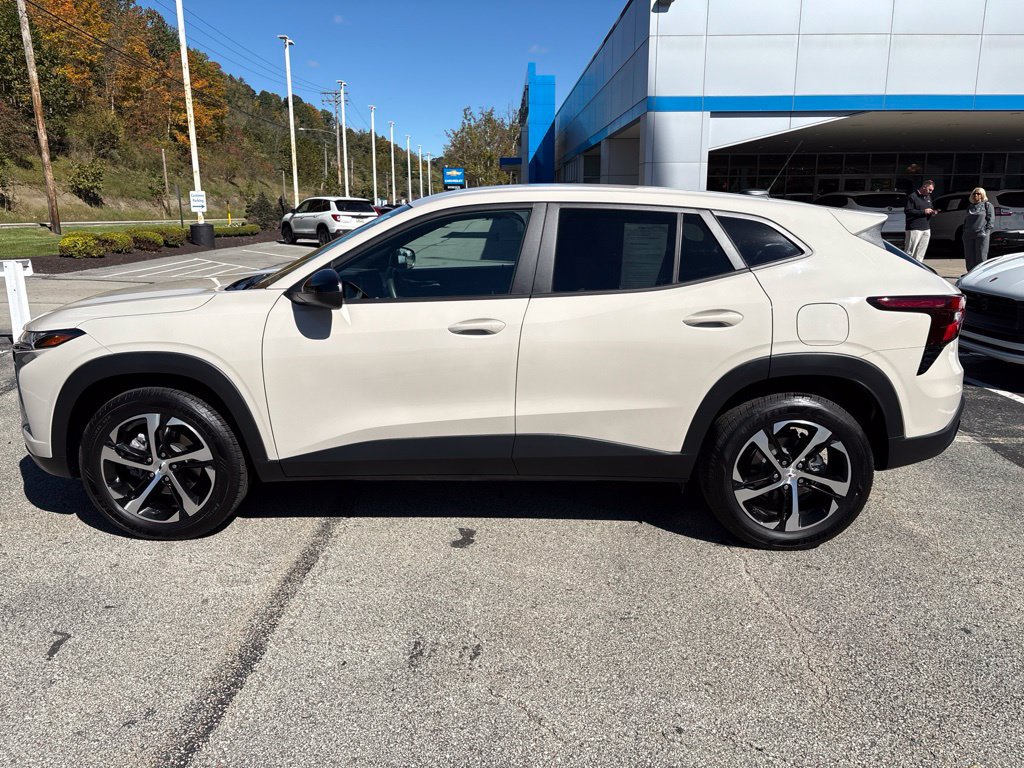 Certified 2026 Chevrolet Trax RS FWD image 3