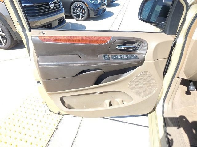 Used 2011 Chrysler Town & Country Limited image 12